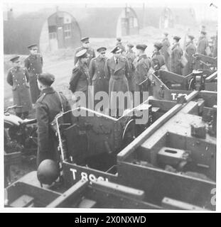 DER DUKE OF KENT IN SCHOTTLAND - der Duke of Kent inspiziert Bren Träger eines Bataillons des Regiments während seines Besuchs. Fotografisches negativ, britische Armee Stockfoto