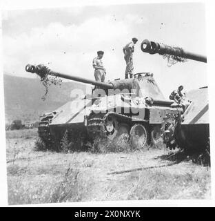 ACHTE ARMEE : GENERAL LEESE BESUCHT AUSSTELLUNG FEINDLICHER AUSRÜSTUNG - Truppen inspizieren den Pantherpanzer. Fotografisches negativ, britische Armee Stockfoto