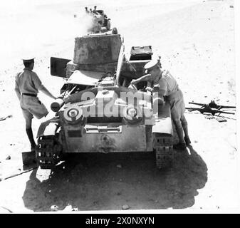 DEUTSCHE AUSRÜSTUNG VON UNSEREN PANZEREINHEITEN IN DER NÄHE VON SOLLUM - Ein fotografisches negativ des deutschen leichten Panzers, britische Armee Stockfoto