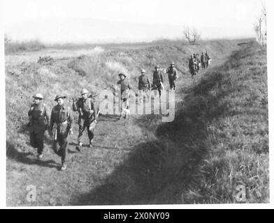 ITALIEN : FÜNFTE ARMYCROSSING DES GARIGLIANO-FLUSSES - Infanteristen, die auf den Fluss hinaufziehen, fotografisches negativ , britische Armee Stockfoto