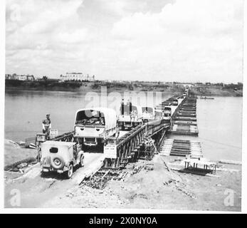 8. ARMEE: PONTON BAILEY ÜBER DEM PO - Allgemeine Ansichten der Bailey-Brücke über den Fluss Po. Fotografisches negativ, britische Armee Stockfoto