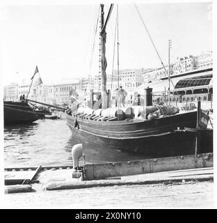 NORDAFRIKA : DIE MARINE DER ARMEE DIESE BILDER SOLLEN DIE GESCHICHTE EINES BEOBACHTERS VON LIEUT VERANSCHAULICHEN. HARVEY - das ehemalige französische Fischereifahrzeug. „St.Victorine“ mit Motorkraftstoff beladen. Fotografisches negativ, britische Armee Stockfoto