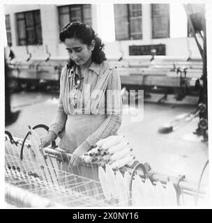 FABRIKEN IN GRIECHENLAND neu ERÖFFNET - Ein griechisches Mädchen, das Spulen herstellt. Fotografisches negativ, britische Armee Stockfoto