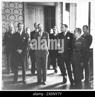 DIE POLNISCHE ARMEE IM NAHEN OSTEN, 1942-1943: Richard Casey, der im Nahen Osten lebende Minister, General Sydney Rowell und Tadeusz Zażuliński, polnische Affaires in Kairo, lauschen der Eröffnungsrede bei der Zeremonie. Polen und Australier waren während der Belagerung von Tobruk zusammen. Um der Kameradschaft zu gedenken, die zwischen ihnen entstand, übergaben die Polen den Australiern alle Abzeichen der polnischen Armee, Marine und Luftwaffe. Diese Bilder zeigen die Zeremonie, die bei der britischen Armee in Kairo, der australischen Armee, der polnischen Armee, der polnischen Armee im Westen und der polnischen Armee stattfand Stockfoto