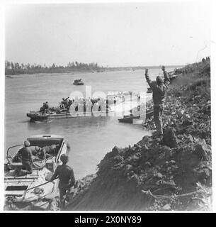 ACHTE ARMEE : ÜBERQUERUNG DES FLUSSES PO - Ein DUKW tritt in die Gewässer des PO Photographic negative ein, British Army Stockfoto