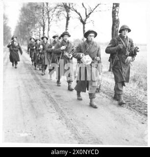 BRITISCHE HOLDING LINE SÜDLICH VON GEIJSTEREN - Eine Patrouille der 1. Suffolks komplett mit Lampe und komplettem Kit machen eine Position am Ufer der Maas. Das sind Hilfstruppen, die Einheiten nehmen einen Spruch in die Linie und aus der Linie. Fotografisches negativ, britische Armee, 21. Armeegruppe Stockfoto