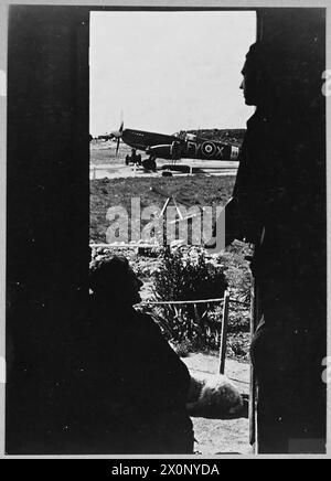 Zwei Spitfire-Piloten der No. 611 (West Lancs) Squadron, RAF, warten darauf, von der Verbreitungshütte zu ihrem Flugzeug zu gelangen. Fotografisches negativ, Ausgabe 1943. Stockfoto