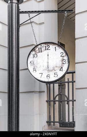 Zwölf Uhr auf dem Zifferblatt der Vintage-Uhr. Mechanische Zeiger und Zifferblatt einer runden alten Uhr. Stockfoto