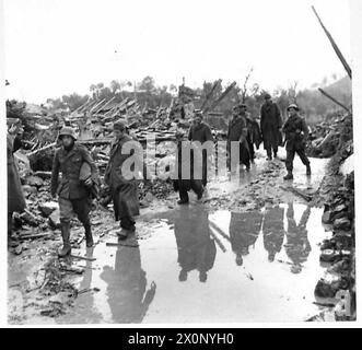 ITALIEN: FÜNFTER ARMYTHE-ANGRIFF AUF MOUNT CAMINO - deutsche Gefangene auf dem Mt. Der Camino-Sektor geht durch Schlamm und Wasser zurück zu den P.O.W.-Käfigen. Fotografisches negativ, britische Armee Stockfoto