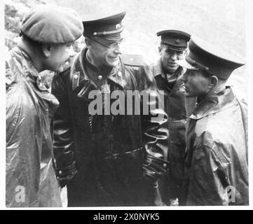 ITALIEN: FÜNFTER ARMYTHE ANGRIFF AUF DEN BERG CAMINO - drei russische Generäle besuchten unsere Truppen auf dem Mt. Camino und werden gesehen, wie verletzte Männer auf der Bergbahn vorbeifahren und mit der Brigadebrigade der Garde sprechen. Fotografisches negativ, britische Armee Stockfoto