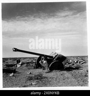 VERSCHIEDENE BILDER AUS DER westlichen WÜSTE - Eine ausgebrochene deutsche 50-mm-Kanone auf dem Schlachtfeld. Das ist eine Panzerabwehrkanone, die unseren Panzern erheblichen Schaden zugefügt hat. Fotografisches negativ, britische Armee Stockfoto