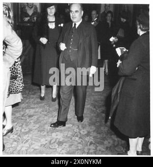 ERSTE NACHT DES „BURMA VICTORY“ IM WARNER THEATRE, LONDON - Lord Nathan, Unterstaatssekretär für Krieg, mit Lady Nathan, Ankunft im Kino. Fotografisches negativ, britische Armee Stockfoto