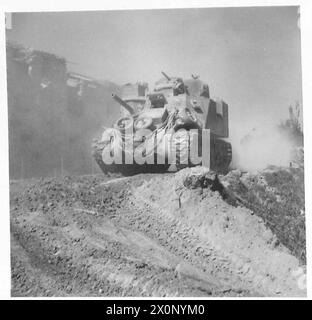 ACHTE ARMEE: ÜBER DEN FLUSS SENIO – gepanzerte Infanterie-Träger überqueren die staubigen Straßen jenseits von Lugo auf ihrem Weg nach vorne. Fotografisches negativ, britische Armee Stockfoto