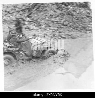 ITALIEN: FÜNFTER ARMYTHE-ANGRIFF AUF DEN MOUNT CAMINO – Ein Jeep pflügt sich durch Wasser- und Schlammpfützen, während er Vorräte nach vorne nimmt. Fotografisches negativ, britische Armee Stockfoto