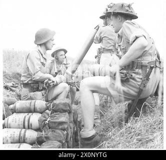 Fotografisches negativ mit 83 Mortar Company, Royal Engineers, 1st Army Truppen, die einen 4,2-Zoll-Mörser während der letzten Phasen der tunesischen Kämpfe durch die britische 8. Armee betreiben. Stockfoto