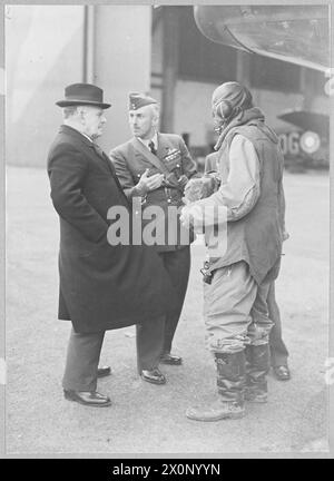 HOCHKOMMISSAR BESUCHT NEUE ZEALANDER IN DER KÖNIGLICHEN LUFTWAFFE - die Feinheiten der Flugausrüstung wurden dem Hohen Kommissar erläutert. Fotografisches negativ, Royal Air Force Stockfoto