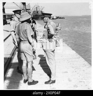 C-IN-C's TOUR DURCH DIE 10. ARMEE - C-in-C inspiziert Docks in Basra. Fotografisches negativ, britische Armee Stockfoto