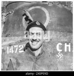 ITALIEN: 8. ARMYTHE LEBEN Eines PANZERMANNES - Sgt. Charette neben seinem Panzer. Fotografisches negativ, britische Armee Stockfoto