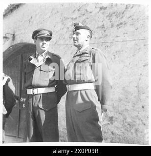 NORTH AFRICARASC ZEREMONIALMARSCH VORBEI - Major GeneralGalloway, begleitet von Lieut. Colonel R.J. Wilkinson, MBE., nimmt seine Position auf der Saluingbasis vor dem marsch ein. Fotografisches negativ, britische Armee Stockfoto