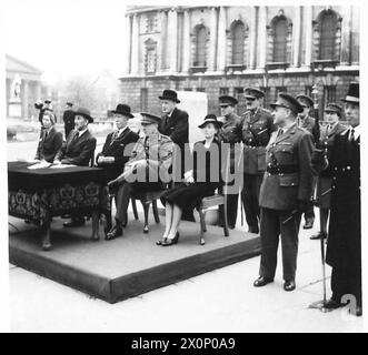 DIE ATS BAND GIBT IHREN ABSCHIEDSAUFTRITT - die Party mit dem Premierminister von Nordirland, der Rt.Hon. dem Lord Mayor of Belfast und Generalleutnant. Sir H. E. Franklyn erwartet die Ankunft des ATS-Bandes. Fotografisches negativ, britische Armee Stockfoto