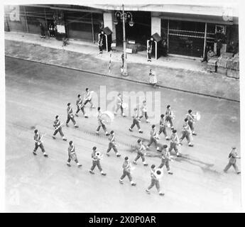 Das Foto zeigt Feldmarschall Alexander in Athen, während die Band an der Spitze der neuen Garde marschiert. Fotografisches negativ, britische Armee. Stockfoto