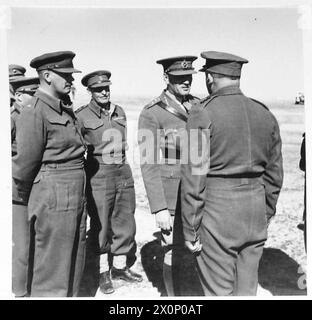 C-IN-C's TOUR DURCH DIE 10. ARMEE - C-in-C mit fotografischem negativ des 32. Feldregiments, British Army Stockfoto