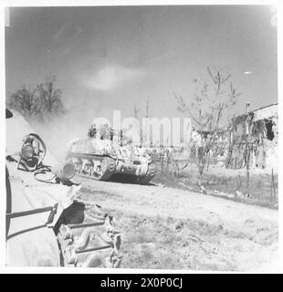 ACHTE ARMEE : ÜBER DEN FLUSS SENIO – Panzer der 4. Husaren kommen in Cotignola ein. Fotografisches negativ, britische Armee Stockfoto