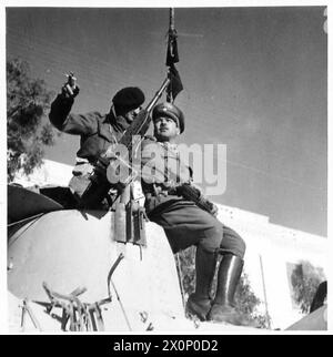 VERSCHIEDENE BILDER AUS DER westlichen WÜSTE - die erste Aufgabe bei der Einfahrt in Benghazi war es, den Bürgermeister zu finden, und ein südafrikanischer Panzerwagen wurde von einem der italienischen Caribueri geführt. Fotografisches negativ, britische Armee Stockfoto