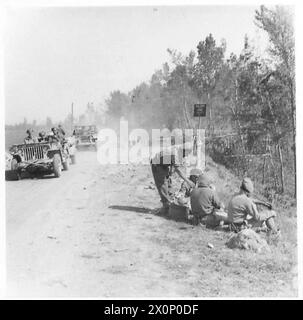 ACHTE ARMEE : ÜBERQUERUNG DES FLUSSES PO - Ein Jeep-Konvoi, der entlang der Stopbank am N. Ufer des Flusses PO fährt fotografisches negativ, British Army Stockfoto