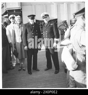 Mr. Und Mrs. Churchill werden mit Captain Bissett auf der Brücke des Schiffes Queen Mary während ihrer Rückkehr aus Kanada abgebildet. Stockfoto