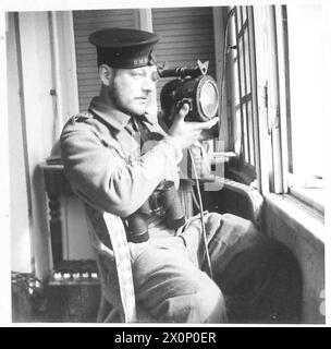 ITALIEN: FÜNFTE ARMYSUPPLIES FÜR ANZIO BRÜCKENKOPF - Signaller H. Turner von 26 The Larches, Palmers Green, London, ehemals Mitarbeiter von 'Picture Post', jetzt Signaller im Büro des Strandmeisters. Fotografisches negativ, britische Armee Stockfoto