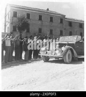 PREMIERMINISTER BESUCHT DIE ACHTE ARMEE - während er von Monte Maggiore wegfährt, wird der Premierminister von italienischen Zivilisten bejubelt. Fotografisches negativ, britische Armee Stockfoto