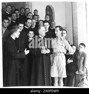 ERSTE BILDER DES KÖNIGS VON ITALIEN - Erzbischof Francesco Petronelli mit seiner Dekoration und Lieut. Denys Hart von Linden Orchard, GT.Bookham, Surrey, Anführer der „Phantome“. Er führte die erste britische Patrouille, die in die Stadt eindrang, und es war für seine Explosion, dass die Deutschen 250 italienische Geiseln nahmen. Lt.Hart wurde nach der Zeremonie in den Palast der Erzbischöfe eingeladen und mit dem Erzbischof von anderen kirchlichen Würdenträgern umgeben gesehen. Fotografisches negativ, britische Armee Stockfoto