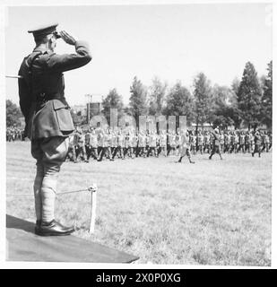 Lieut-General Montgomery inspiziert das London Irish Rifles Bataillon, während es vorbeimarschiert, und dokumentiert die zeremonielle und operative Bereitschaft der Einheiten der britischen Armee. Fotografisches negativ der britischen Armee. Stockfoto