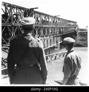 FELDMARSCHALL ALEXANDER BESUCHT DIE ACHTE ARMEE – Feldmarschall Alexander und Generalmajor Reid, beobachten, wie eine Bailey-Brücke über den Fluss Reno errichtet wird. Fotografisches negativ, britische Armee Stockfoto