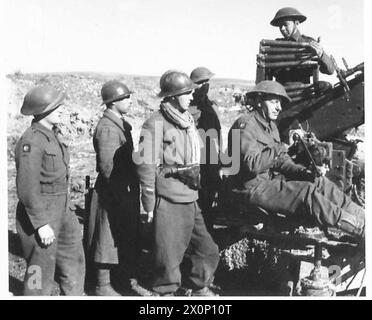 DIE ALLIIERTEN ARMEEN IM TUNESISCHEN FELDZUG, NOVEMBER 1942-MAI 1943 - Französische Truppen, die an der 40 mm Bofors-Flugabwehrkanone des 280/49 Light Anti-Aircraft Regiment (78. Infanteriedivision) in der Nähe von Beja interessiert sind, Dezember 1942 britische Armee, britische Armee, 1. Armee, 78. Infanteriedivision, Französische Armee Stockfoto