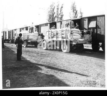 Die britische Armee zeigt, wie sie zwischen 1942 und 1946 die jugoslawischen Eisenbahnen restauriert und Mehl zur Erleichterung im frisch befreiten Bosnien verladen hat, aufgenommen in einem fotografischen negativ. Stockfoto
