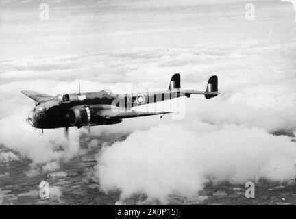 FLUGZEUGE IM DIENST DER ROYAL AIR FORCE, 1939-1945: HANDLEY SEITE HP.52 HAMPDEN UND HEREFORD. - Handley Page Hampden Mark I, AE148 'XG-Y', von Nr. 16 Operational Training Unit mit Sitz in Upper Heyford, Oxfordshire, im Flug, gesteuert vom Chefausbilder der Einheit, Wing Commander W C Sheen. Die AE148 diente anschließend der No. 408 Squadron RCAFund No. 49 Squadron RAF und wurde während der Minenräumung vor Kiel am 12. Dezember 1941 verloren. Royal Air Force, Maintenance Unit, 162, Royal Air Force, Royal Air Force Regiment, Sqdn, 49, Royal Canadian Air Force, 408 Squadron Stockfoto