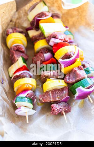 Grillspezialitäten - Rindfleisch und Gemüse, das auf dem Spieß brutzelt Stockfoto