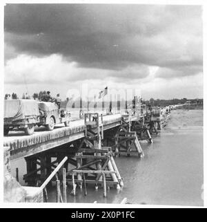Der Verkehr der Achten Armee überquert eine von Deutschland gebaute Brücke über den Tagliamento bei San Giorgio Di Nogaro während des Vormarsches in Richtung Triest. Stockfoto