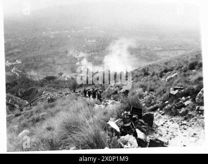 ITALIEN: FÜNFTER ARMYTHE ANGRIFF AUF DEN MOUNT CAMINO - Blick auf die Maultierspur, die Vorräte zum Mount gebracht werden. Rauch von platzenden Schalen ist im Hintergrund zu sehen. Fotografisches negativ, britische Armee Stockfoto