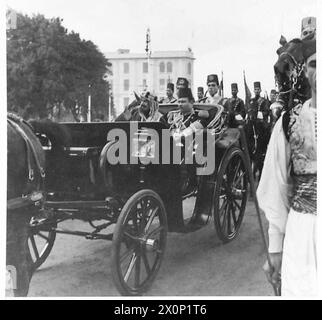 ÄGYPTENS GROSSARTIGE BEGRÜSSUNG FÜR DEN SAUDI-ARABISCHEN MONARCHEN - zwei Aufnahmen von König 'Abd al-'Aziz Ibn Saud und König Farouk, die durch die Straßen von Kairo zum Abdin-Palast fahren Stockfoto