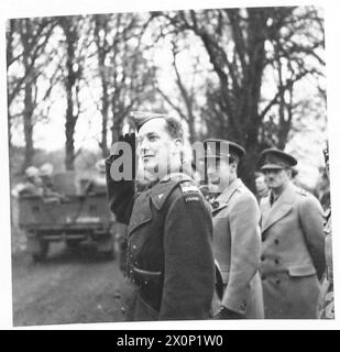 General Gustaw Paszkiewicz grüßt die Truppen der 1. Gewehrbrigade während des Polnischen Unabhängigkeitstages am 11. November 1940 in Cupar. Stockfoto
