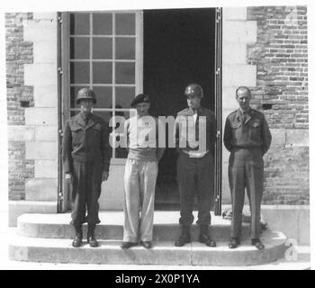 FELDMARSCHALL MONTGOMERY FOLGT SEINEN TRUPPEN VON NORDEN nach links: General Hodges, Feldmarschall Montgomery, General Bradley und General Dempsey, fotografiert nach ihrem Treffen. Fotografisches negativ, britische Armee, 21. Armeegruppe Stockfoto