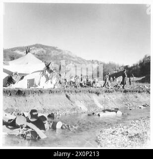 ALBANIEN : "HINTERZIMMER-JUNGS" AN DER VORDERSEITE - Allgemeine Ansicht des Lagers der Mission, fotografisches negativ, British Army Stockfoto