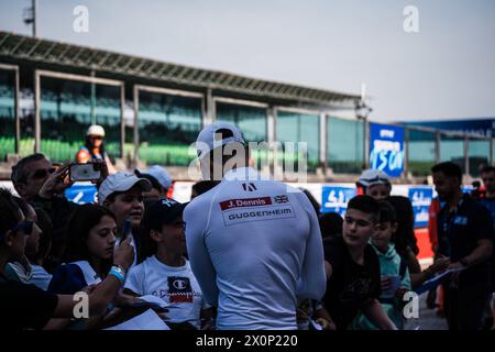 Misano Adriatico, Rimini, Italien. April 2024. Fahrer Jake Dennis signiert Autogramme für Fans in der Boxengasse des Misano World Circuit (Foto: © Luca Martini/ZUMA Press Wire) NUR ZUR REDAKTIONELLEN VERWENDUNG! Nicht für kommerzielle ZWECKE! Stockfoto