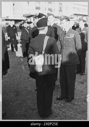 Der König und die Königin inspizierten das Dominion und amerikanische Personal der Royal Air Force, einschließlich australischer Flieger, während der Kriegsoperationen. Stockfoto