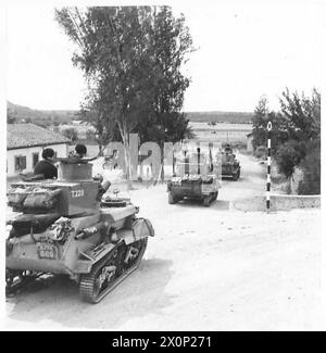 FOTOS AUF ZYPERN - leichte Tanks eines australischen Kavallerie-Regiments, das an Kreuzungen in Zypern vorbeifährt. Fotografisches negativ, britische Armee Stockfoto