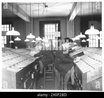 ZENTRALE KARTEIKARTE DES KRIEGSBÜROS - Blick auf den Aktenraum. Fotografisches negativ, britische Armee Stockfoto