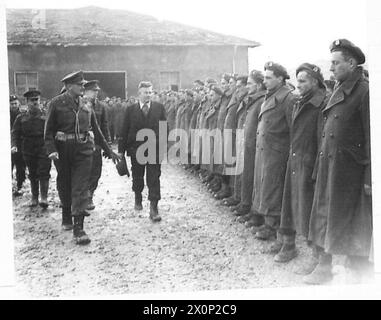 General Freyburg und der Hon. D. Sullivan inspizieren Soldaten der neuseeländischen Division in der Adolf-Hitler-Kaserne in Italien. Stockfoto